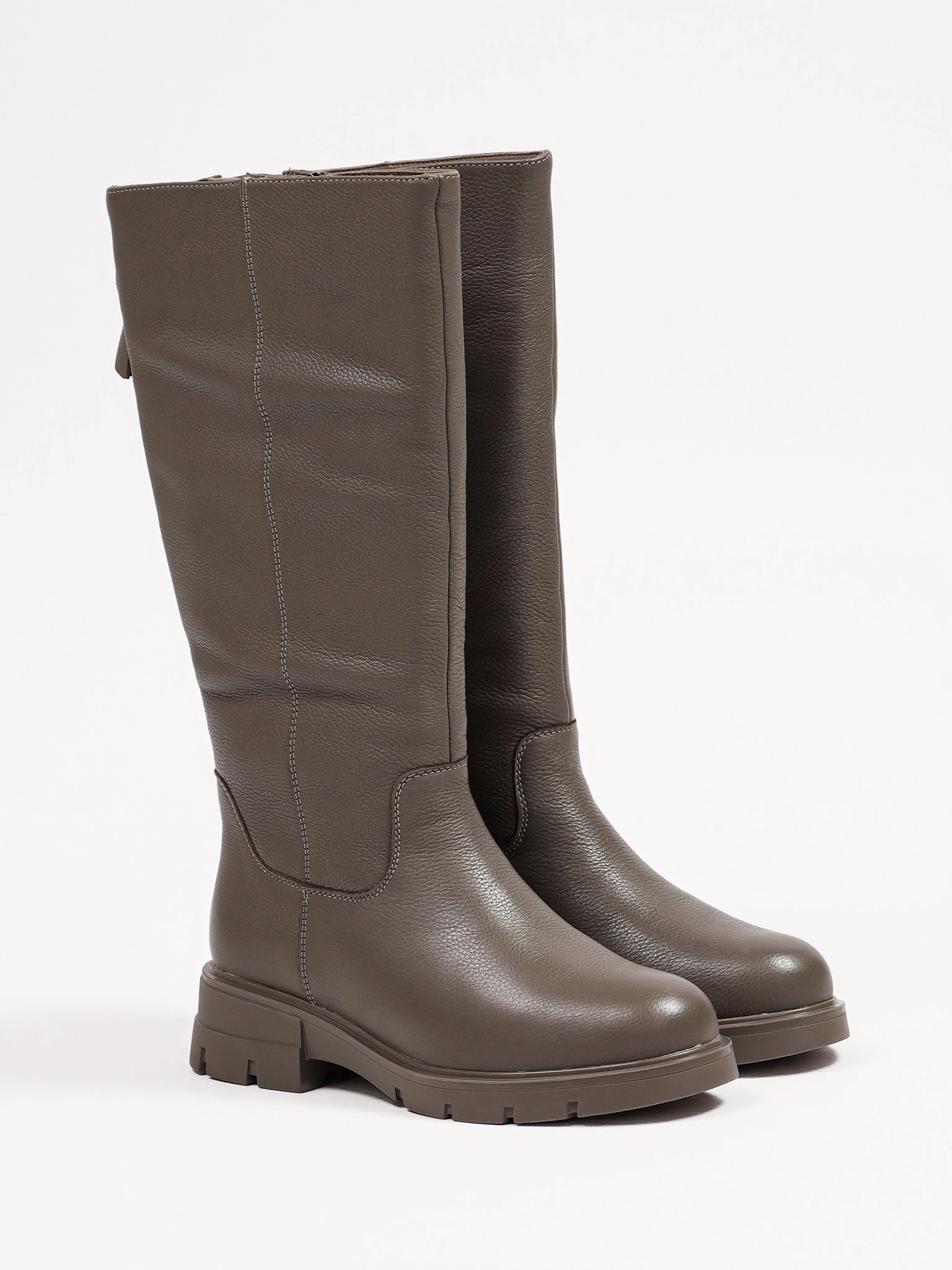 Сапоги серого цвета на рельефной подошве